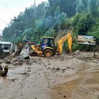 Maquinaria trabaja por despejar las vías luego del deslizamiento.