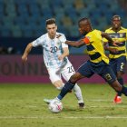 Enner Valencia (d) sí podrá estar con Ecuador en el duelo ante Argentina, debido a que no tiene acumulación de amarillas.