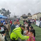 Los policías compartieron con los adolescentes participantes del torneo.