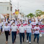 Con globos y banderas, comerciantes y lugareños protestaron contra el ‘choreo’ e inseguridad.