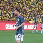 El astro argentino causó furor en el estadio Monumental el martes 29 de marzo.