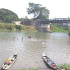 El cuerpo estaba flotando en un afluente del cantón Salitre.