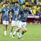Lionel Messi calienta antes del inicio del partido entre Ecuador y Argentina.