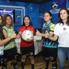 Las jugadoras del Exe Peniel y los diferentes uniformes que utilizarán en el torneo en Colombia.