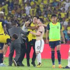 Joshué Garzón se metió a la cancha cuando terminó el partido entre Ecuador y Argentina para tomarse una selfie con Lionel Messi.