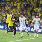 Moisés Caicedo le ganó el duelo a Lionel Messi y no dejó que se mueva  con libertad.