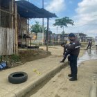 Lo balearon mientras arreglaba su moto.