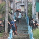 Un total de 579 policías se desplegaron al sitio. Ejecutaron allanamientos y detuvieron a 34 personas como sospechosas de delitos como tenencia de armas y venta de droga.