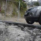 El asfalto fue colocado sobre los adoquines. Los huecos persisten.