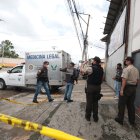 El carro de Medicina Legal llegó al sitio para trasladar el cadáver al Laboratorio de Ciencias Forenses.