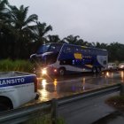 El automotor tuvo que parar la marcha luego de que los tipos lanzaron troncos en medio de la carretera.