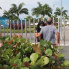 Frente al Laboratorio de Ciencias Forenses estaban la hermana y otro familiar de Christofer para retirar su cadáver.