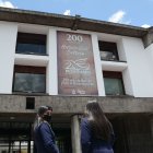 Las pancartas han estado sobre la fachada del palacio municipal por varias semanas.