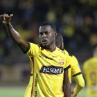 Leonel Quiñónez, con una maniobra acrobática, marco el segundo gol torero tras un preciso pase de Damián Díaz.