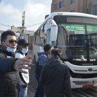 Daniela Moina Armas / Quito
La calle Alfonso Moncayo, en Carapungo, norte de Quito, se llena de usuarios en busca de transporte para ir a trabajar en Cumbayá o Guajaló, entre las 07:00 y 08:00 de lunes a viernes.
Pero no solo están ellos. En las últimas semanas también  se han dado cita los socios de las operadoras Rutvitrans y Trans Hemisféricos. El problema es que entre ambas cooperativas se han registrado enfrentamientos que han dejado un par de heridos.
Esto ha causado temor e incomodidad en las personas, quienes no han podido usar los buses normalmente. “El jueves anterior llegué tarde a mi trabajo porque entre ellos se estaban gritando y no salían los buses”, dijo Gregoria Vera, una de las usuarias perjudicadas por la bronca de transportistas.
La pugna por pasajeros ha provocado que en las veredas haya demasiada gente ofreciendo el servicio. Junto a cada vehículo están, al menos, seis personas gritando: “¡A Cumbayá! ¡A Guajaló!
“Uno no puede ni ver bien el bus que ya le están casi subiendo”, manifestó a EXTRA una mujer que se dirigía hacia Cumbayá.
La disputa
El ambiente es tenso y los pasajeros están en medio de la disputa. Aída Lulema relató que todos los días “hay correteos entre las unidades. No dejan ni trabajar ni trabajan”. 
La semana pasada llegó a su trabajo 45 minutos más tarde porque los buses no salían de la parada. “Se quedan más tiempo de lo necesario y como no tenemos en qué más movilizarnos toca esperar”, espetó.
Galo Solano, socio de la operadora Rutvitrans, dijo que la situación se ha vuelto tensa desde que las actividades se han ido normalizando luego de la pandemia por COVID-19. “La Secretaría de Movilidad nos hizo poner carros nuevos para legalizarnos, pero no se pudo completar la flota”. Y para hacerlo, Solano dijo que se llegó a un acuerdo con la otra compañía.
Pero acotó que durante la crisis, la otra compañía no habría prestado el servicio y ellos sí.  “Ellos vienen ahora que ya hay más gente. Se están metiendo y nos están quitando el pan de cada día”, dijo Solano, cuya compañía tiene 16 unidades, mientras que Trans Hemisféricos cuenta con 84.
Los contratos
Los representantes de Trans Hemisféricos respondieron que sus operaciones son legales, puesto que –dijeron– poseen un contrato con la Secretaría de Movilidad que los habilitaría en las frecuencias desde Carapungo hacia Guajaló y de Carapungo a Cumbayá.
Roberto Angamarca, presidente de esta operadora, dijo que sus ‘contendientes’ han armado el relajo impidiendo que los pasajeros se suban a sus unidades. “Tenemos papeles en regla”, sentenció.
La Secretaría de Movilidad emitió un comunicado al respecto, en el que rechazó los actos violentos registrados. Informó, además, que se iniciaron “las acciones para el control y sanción de hechos como los suscitados y expuestos a la opinión pública”. 
EXTRA solicitó el lunes 4 de abril una entrevista con un vocero de la entidad para conocer los detalles de las frecuencias otorgadas a las operadoras, pero no fue concedida.