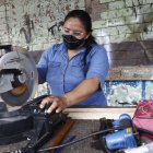 Éricka en acción, cortando madera, en el taller familiar. Aprendió el oficio desde la adolescencia.