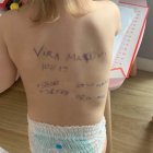 La niña ucraniana con sus datos escritos en la espalda llegó a Francia