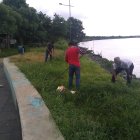 La ‘pipol’ se reúne para hacer la  respectiva minga del lugar.