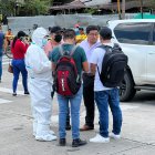 Los agentes hacen pericias cerca del hombre que fue baleado. El crimen se registró a pocos metros de donde estudia la hija del asesinado.