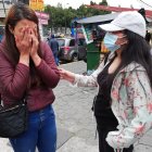 Familiares del agente esperaban ansiosos afuera del hospital.