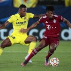 VEl delantero del Bayern de Múnich, Kingsley Coman, juega ante Pervis Estupiñán, del Villarreal.