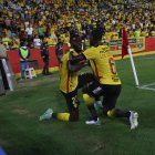 Michael Carcelén y Leonel Quiñónez en el festejo del tercer gol de Barcelona.