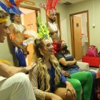Parte del elenco en los camerinos.