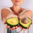 El aguacate es ideal para proteger la piel del sol