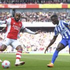 Moisés Caicedo (d) en su estreno en la Premier League con el Brighton. Fue clave en el medio campo y en generar juego ofensivo.