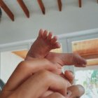 Camilo mostró los pies de la pequeña Índigo por primera vez