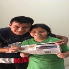 Steven Valverde muestra su ejemplar ganador de EXTRA. Con ese billete pudo comprar llantas para su carro. Está ‘felizote’.