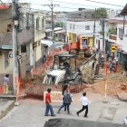 Maquinarias trabajaban en la zona la mañana de este sábado. Los residentes afectados aún sacaban el agua de sus casas.