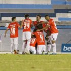 Los jugadores del Trencito felicitan a Cristian Martínez Borja tras marcar el segundo gol ante 9 de Octubre.