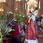 Los creyentes se concentraron en torno a esta celebración para elevar plegarias y oraciones por el ´milagro´ de seguir con vid