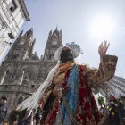 Mujeres, jóvenes, ancianos y hombres de toda edad y condición se agolparon en las afueras de la iglesia para caminar por varias calles del casco histórico de Quito.