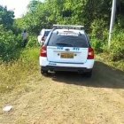 Agentes policiales llegaron al sitio y revisaron el área, además de los cuerpos hallaron unas vainas percutidas.