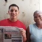 Juan, el ‘suertudo’, muestra el ejemplar que le dio los 100 dólares de la promo ¡Despega y Gana!