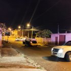 En medio de una vía , en populoso barrio de Manta, fue hallado el taxi y en el interior estaba el cuerpo sin vida.