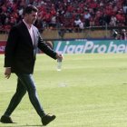 Ismael Rescalvo fue duramente criticado por los hinchas de Emelec, tras el empate ante el Deportivo Cuenca.