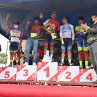 Segundo Navarrete (i), Robinson Chalapud (c) y Byron Guamá (d) en el podio final de la Clásica de Tulcán.