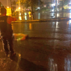 La víctima quedó tendida en la calzada mojada por la lluvia.