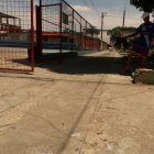 Al pie de este parque asesinaron a Beto y Huevito. Los vecinos pusieron dos velas en memoria de ellos.