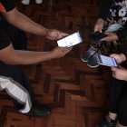 Los afectados intentan revisar sus cuentas en la aplicación móvil sin éxito.