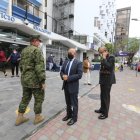 La autoridad fue acompañada por si séquito de seguridad.