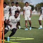 Adonis Preciado de Barcelona, entrenando en la cancha de Independiente de Avellaneda.