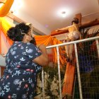 Victoria Floril suele acudir ante el Cristo cuando no hay concurrencia, pero en Semana Santa participa en diferentes actos.