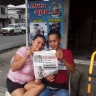 Los esposos celebraron la buena noticia. Ella ama la farándula y él, la crónica roja.