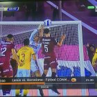 De locos, Belmonte le mete la mano a la pelota que la tenía el golero Javier Burrai.