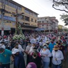 Cientos de personas se suman a la procesión que arrancó en la iglesia Nuestra Señora de la Alborada.