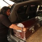 Katty Mejía Cepeda 
nunca imaginó que al contestar una videollamda viviría una de las experiencias más aterradoras de su vida. Ella ‘embellece’ al difuntito 
y hasta lo mete
al hueco.